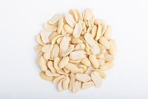 Half peeled peanut kernels